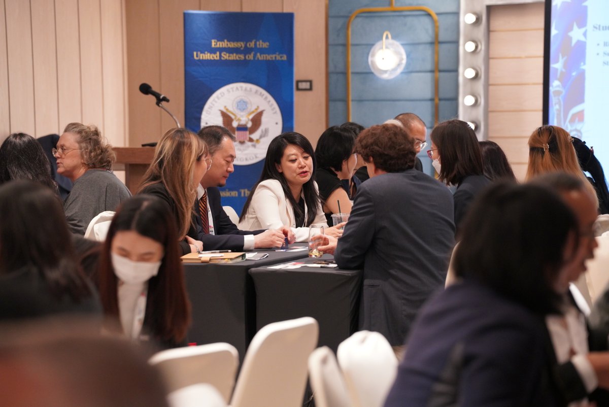 .@USEmbassyBKK hosted discussions for 70+ 🇺🇸 colleges & universities with 🇹🇭 counterparts to promote edu. exchanges between our countries. We are working to offer more opportunities for 🇹🇭 students & professors to study & teach in 🇺🇸 & vice versa. Education builds the future.