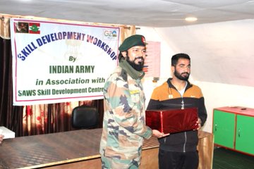 abdulazizbhat83's tweet photo. #IndianArmy in collaboration with SAWS Skill Development Centre organized a skill development workshop for local #students at Khag in #Budgam. The event aimed at nurturing the basic skills of the younger generation.
#Srinagar #Kashmir #Nukkad #sameerkhakhar #JUNGKOOK #oriele https://t.co/Xpby5Tvv9R