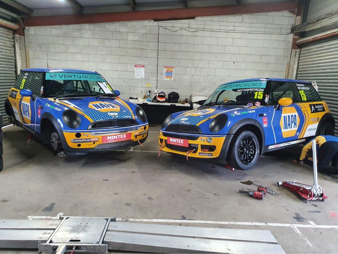 C_EasonRacing's tweet photo. Day 1 of testing at Snetterton 🔵🟡

@naparacinguk 
#naparacinguk https://t.co/JbY9iuYtGi