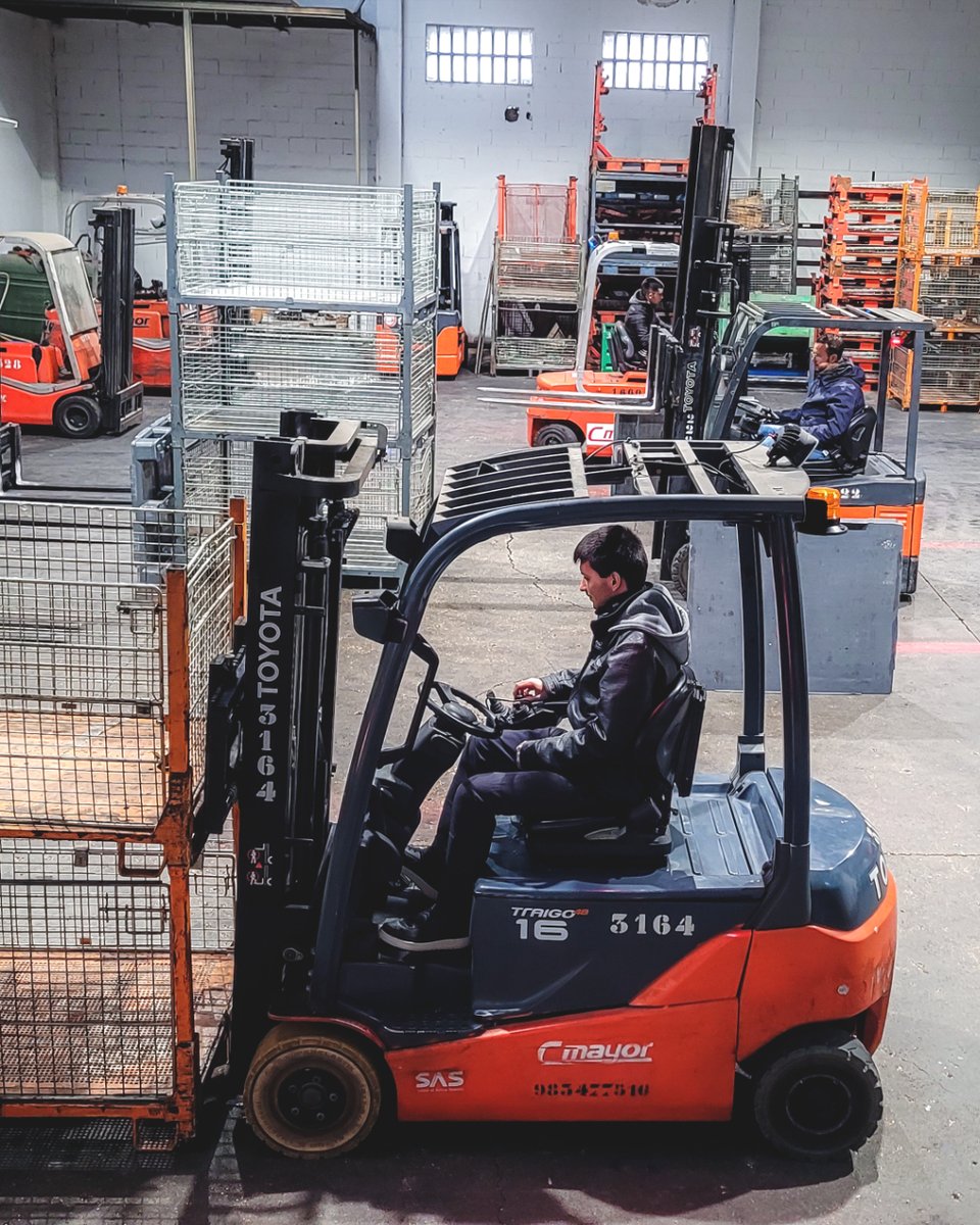🚨 Está interesado en mejorar sus habilidades en el manejo de carretillas elevadoras?
Cmayor le ofrece la posibilidad de realizar horas de prácticas manejando carretillas en el sector del automóvil, para aumentar la destreza en la conducción y estiba o apilado de mercancías. 🔝