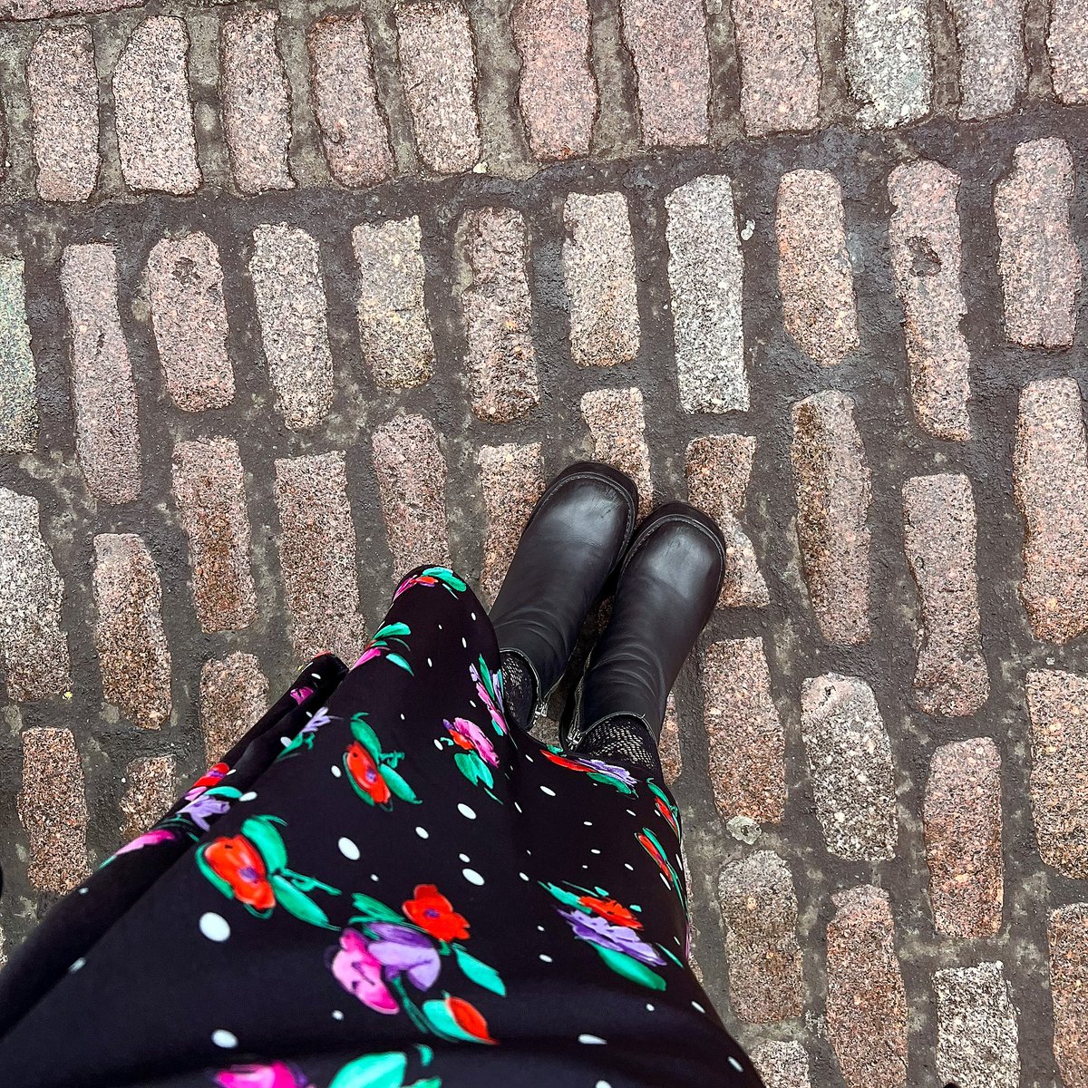 Umbrella Weather ☔

🔥 Click the link to shop our skirt range

📸: Leah in the Samantha floral bias cut skirt
theboflondon.com/shop/b-of-lond…

#newseason #biasskirt #ukmade #madeintheuk #madeinlondon #biascut
