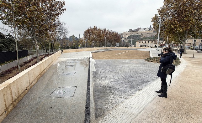 ForoToletho's tweet photo. ¿Alguien ha visto funcionar o tiene alguna prueba fehaciente del funcionamiento de esta #fuente de #Safont más allá del día en que @milagrostolon la inauguró el 12/12/2018?
¿Cuanto habrá costado?
¿Para qué la hacen si no la van a encender? https://t.co/efkTz6ee8g