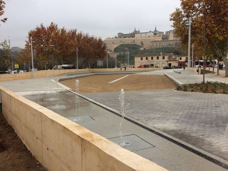 ForoToletho's tweet photo. ¿Alguien ha visto funcionar o tiene alguna prueba fehaciente del funcionamiento de esta #fuente de #Safont más allá del día en que @milagrostolon la inauguró el 12/12/2018?
¿Cuanto habrá costado?
¿Para qué la hacen si no la van a encender? https://t.co/efkTz6ee8g