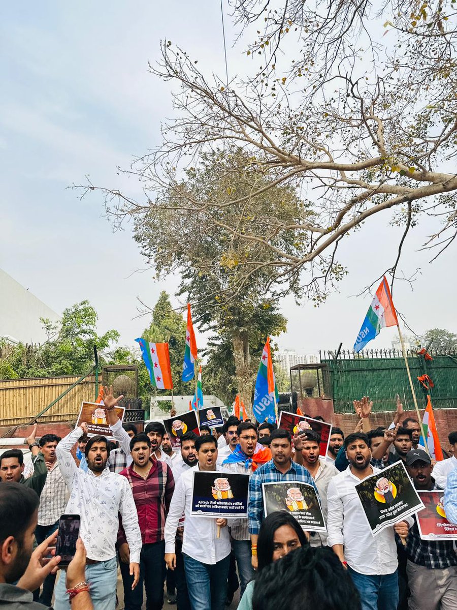 nsui's tweet photo. शिक्षा मंत्रालय, एन.टी.ए चुप है क्योंकि छात्रों का भविष्य खराब करने में असल हाथ इन्ही का है !!
छात्र विरोधी सरकार के खिलाफ NSUI के सैकड़ो साथी आज न्याय की इस लड़ाई में डट कर खड़े हैं। https://t.co/eXKm5Lrqpc