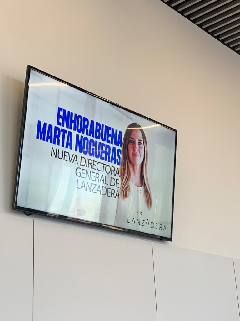 inesredon's tweet photo. Que ilusión ver esta imagen por los pasillos de @marina_empresas 🚀
Enhorabuena @nogueras_marta ❤️ A por este nuevo reto 🙌🏻 https://t.co/pTRQ0mK5Dh