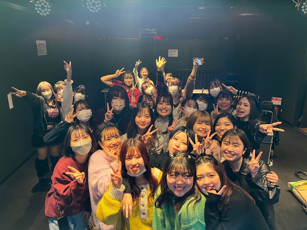 shobi_vocal's tweet photo. 卒業式後２年生ロスが大きいので楽しかった思い出を振り返る①「自主企画ライブ」→春学期はコロナの影響でライブが中止になったり、無観客で開催する事が多かった中、１２月に無事開催！１５０人程集客し、アツいライブを届けてれた後の２コマ！みんな良い顔してる！ https://t.co/IDwpEZJtpc