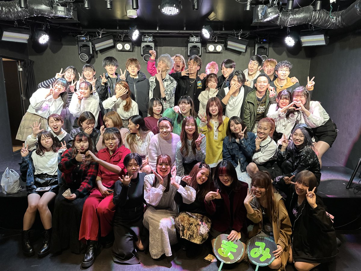 shobi_vocal's tweet photo. 卒業式後２年生ロスが大きいので楽しかった思い出を振り返る①「自主企画ライブ」→春学期はコロナの影響でライブが中止になったり、無観客で開催する事が多かった中、１２月に無事開催！１５０人程集客し、アツいライブを届けてれた後の２コマ！みんな良い顔してる！ https://t.co/IDwpEZJtpc