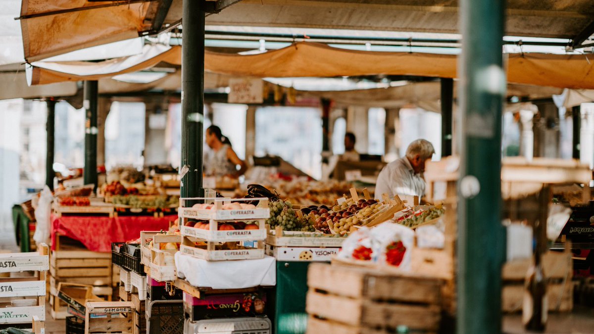 📑 On our #readinglist this week: New paper by @stephlynette @FoodPolicyCity  delves into how actors in the ‘missing middle’ of food #supplychains contribute to negative environmental impacts that can come from farms & households>> bit.ly/3FsVftc
#foodsystems #foodpolicy