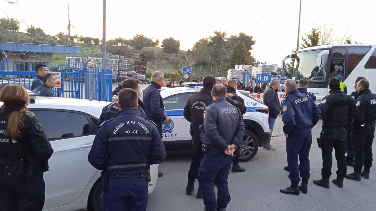 Άριστα αντανακλαστικά του κράτους

Αστυνομικές δυνάμεις και ΜΑΤ από τα χαράματα για τα να προστατέψει τα κέρδη των αφεντικών

ΦΩΤΟ από Μαλαματίνα και Rivulis Eurodrip στα Οινόφυτα

Η ΤΡΟΜΟΚΡΑΤΙΑ ΔΕΝ ΘΑ ΠΕΡΑΣΕΙ

ΟΛΟΙ στην ΑΠΕΡΓΙΑ!

#Απεργια16Μαρτη #Τεμπη_έγκλημα #Τεμπη