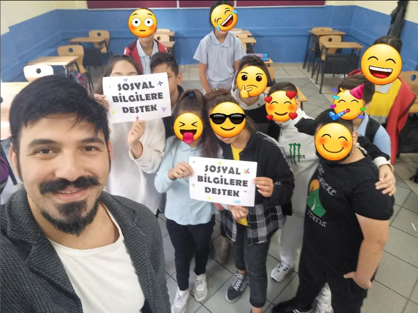 Biz buradayız,
Haksızlıklara karşı sessiz kalamayız.
(Ç)aldığınız her hak
Bu uğurda emek veren bir öğretmen arkadaşımızın
Kaderidir, emeğidir, alın teridir.
Sessiz kalmayız, kalmayacağız.

#MebSosyaleSesVer