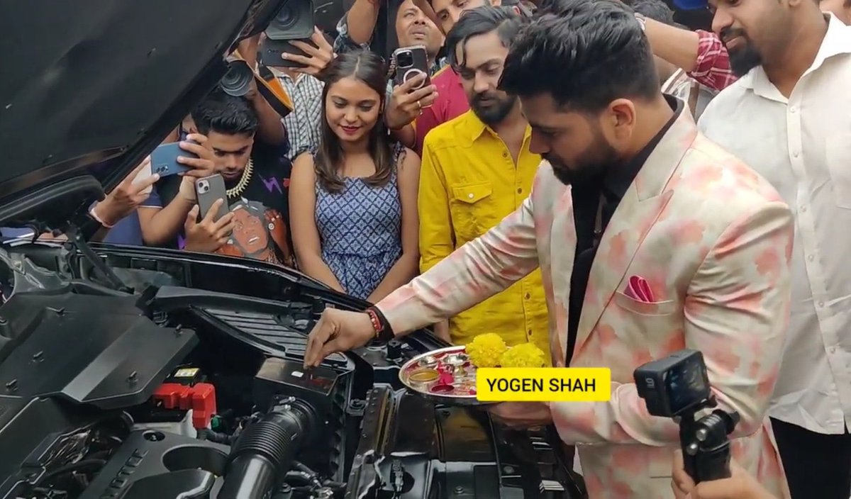 Devil_SK27's tweet photo. Congratulations to our #Amravatikar the self made man @ShivThakare9 for your new car...
Long way to go💯
Great to see #MH27 number...❤️😝

#ShivThakare https://t.co/14fgr1LLPw