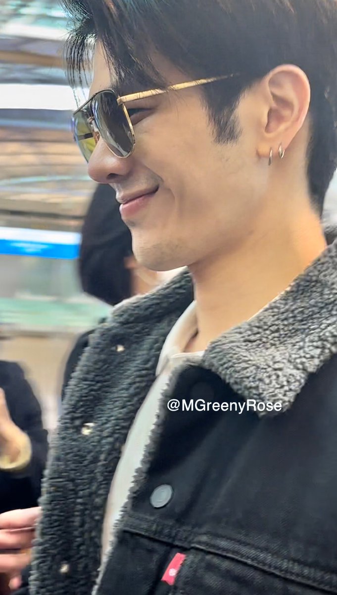 MGreenyRose's tweet photo. Am i Dreaming????? 😭😭😭😭

it’s 0- filter but he’s still so Handsome 😭

my phone camera can’t handle his Handsomeness 😭

@milephakphum #MilePhakphum 
#GreenyRose #MileinKorea https://t.co/MIWM0qQPRq