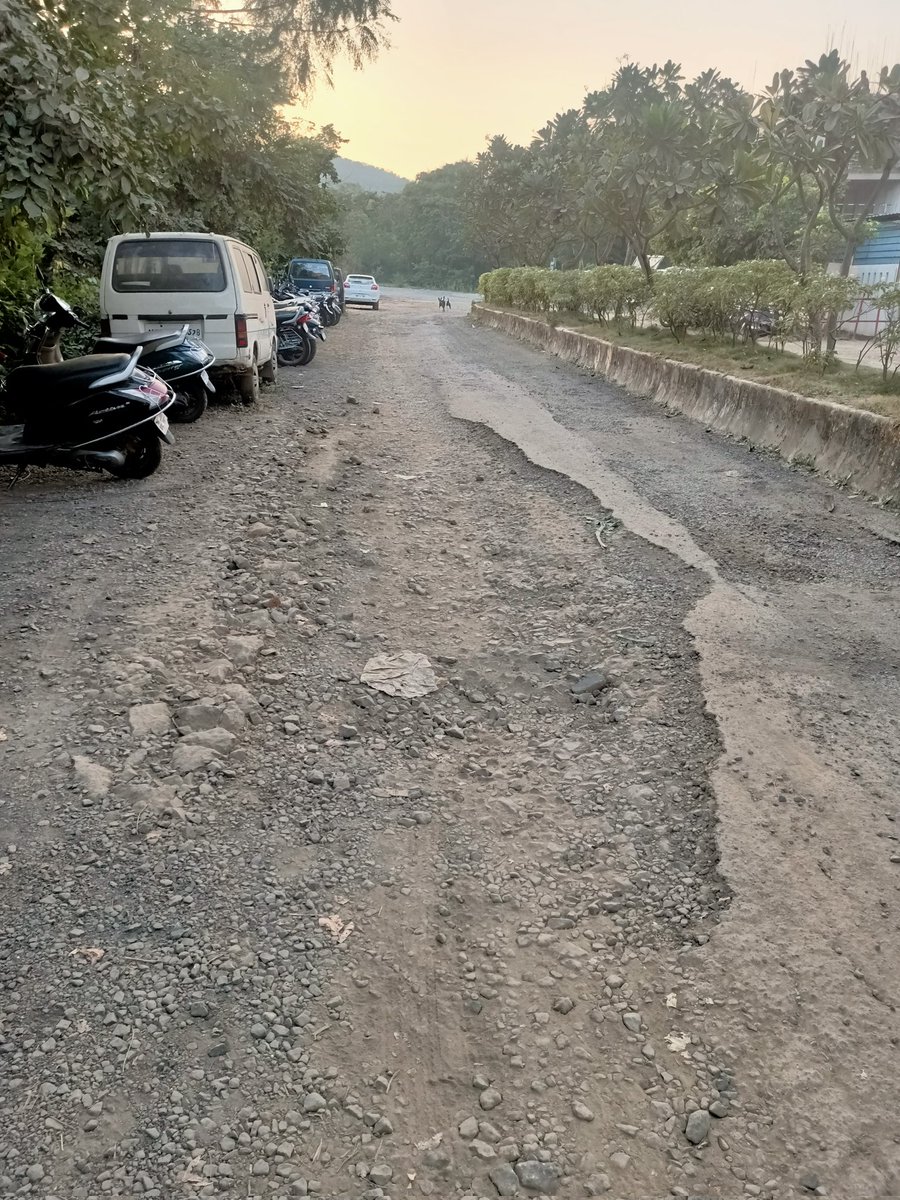 QueenofThane's tweet photo. Dear @TMCaTweetAway the entire road from Vihang Hills to Godrej Emerald Bhayendarpada is like this. Pls help ! Is this earthquake? #mumbai #thane https://t.co/oNxqlzDxUQ