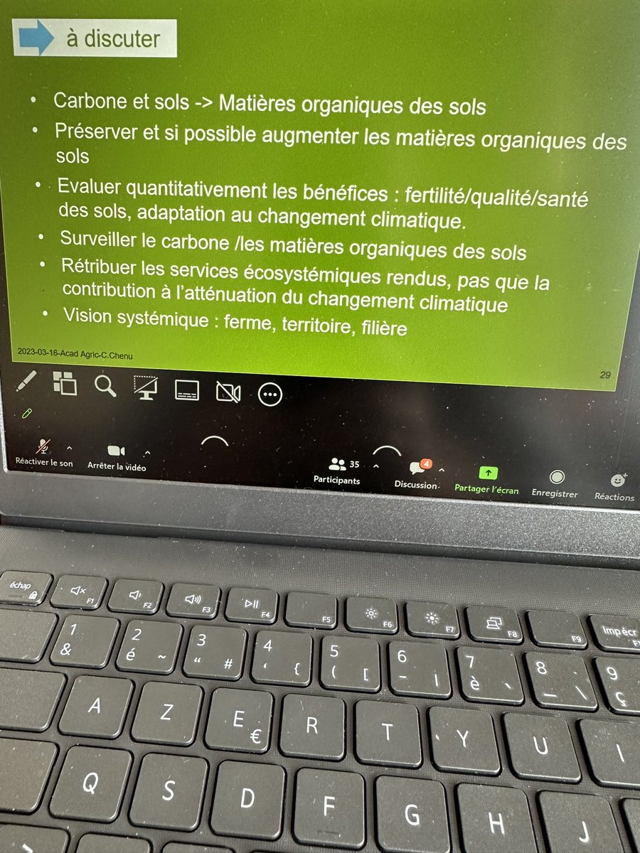 AcademieAgri's tweet photo. En direct du petit-déjeuner de la #4AF sur le thème #sol et #carbone avec comme intervenante notre consœur @ClaireChenu2 qui liste les points à discuter en la matière !!! https://t.co/zOkx7SMJN9