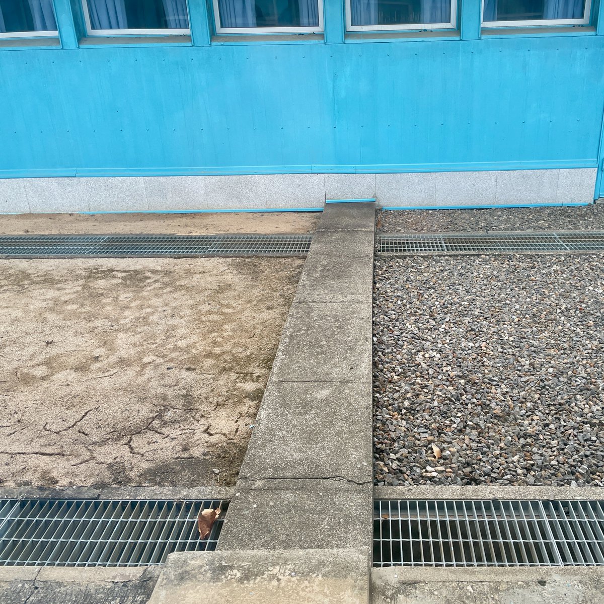 MgWalser's tweet photo. Got a rare chance to visit the border between North (l) and South Korea at the Joint Security Area in #Panmunjom, in the Korean #DMZ. DPRK and UN/US officers usually stare each other down across this concrete border slab, but since Covid the North Koreans prefer to stay inside. https://t.co/452QZcQhH9