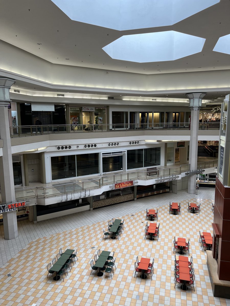 benkrsnak's tweet photo. Burnsville Center today at lunch time. https://t.co/XoJfSXfavN