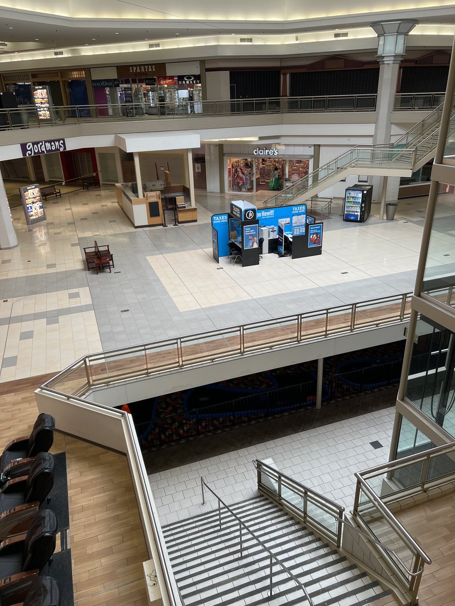 benkrsnak's tweet photo. Burnsville Center today at lunch time. https://t.co/XoJfSXfavN