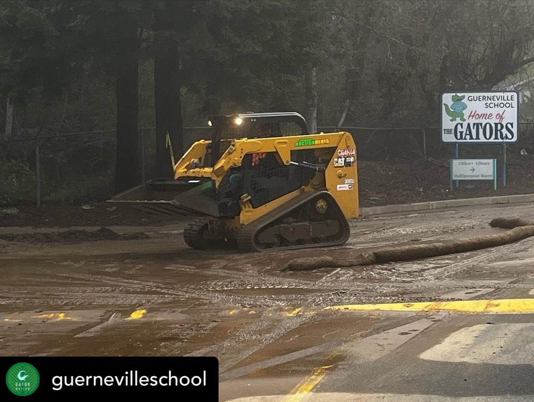 SoCoFireDist's tweet image. A few of our Volunteer Firefighters, 5680 and 5482 assisted Guerneville School with storm clean up. #stormcleanup #cawx 
—Algunos de nuestros Bomberos Voluntarios, 5680 y 5482 ayudaron a la Escuela Guerneville con la limpieza de la tormenta.#guerneville #sonomacounty #community