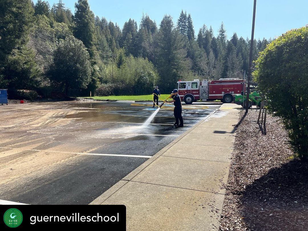 SoCoFireDist's tweet image. A few of our Volunteer Firefighters, 5680 and 5482 assisted Guerneville School with storm clean up. #stormcleanup #cawx 
—Algunos de nuestros Bomberos Voluntarios, 5680 y 5482 ayudaron a la Escuela Guerneville con la limpieza de la tormenta.#guerneville #sonomacounty #community