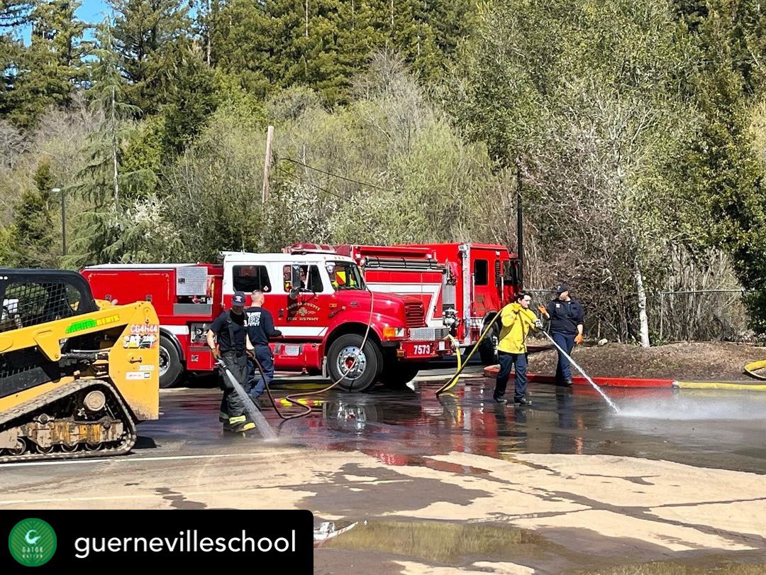 SoCoFireDist's tweet image. A few of our Volunteer Firefighters, 5680 and 5482 assisted Guerneville School with storm clean up. #stormcleanup #cawx 
—Algunos de nuestros Bomberos Voluntarios, 5680 y 5482 ayudaron a la Escuela Guerneville con la limpieza de la tormenta.#guerneville #sonomacounty #community