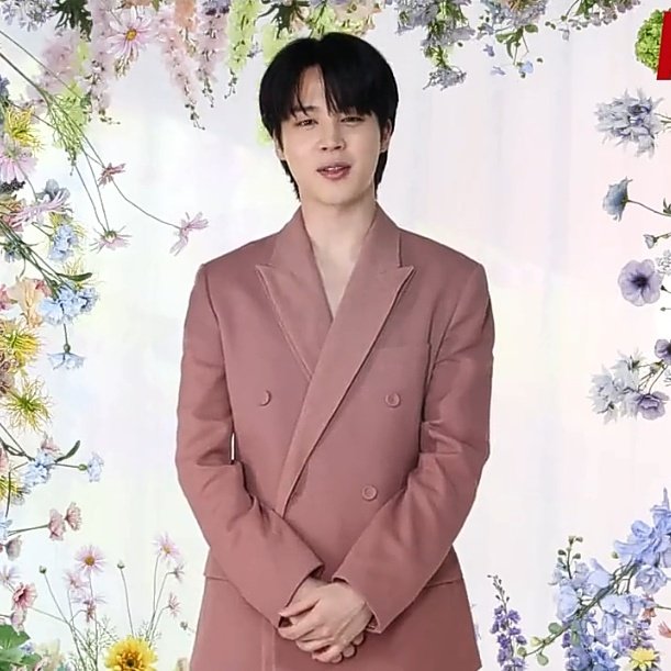 kiss_seven7's tweet photo. — NUEVO MENSAJE ESPECIAL DE #JIMIN 💜

🐥: ¡Hola ARMYs! Este es Jimin de BTS. Estaré en la portada de la revista AERA que se lanzará el 27 de Marzo. Me tomaron excelentes fotos con atuendos primaverales, así que espérenlo con ansias. [+] https://t.co/lKtiS87JFY