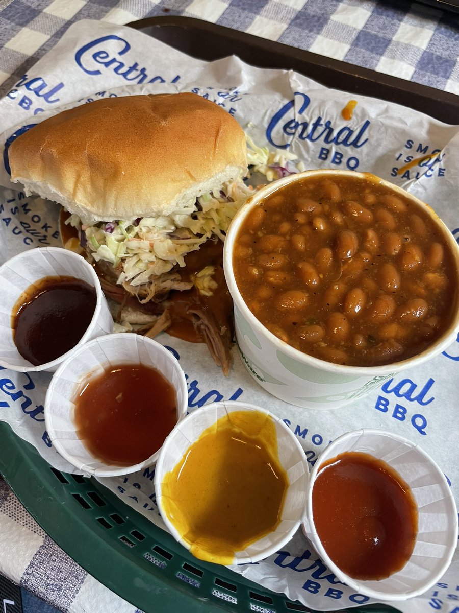 After the morning in the museum, we finally got some yummy bbq at Central BBQ #UFxFAMU1963 <a href="/GabyRodriguez_4/">Gabriela Rodriguez</a> @sydajohnson15 <a href="/paacoughlin/">Paris Coughlin</a>