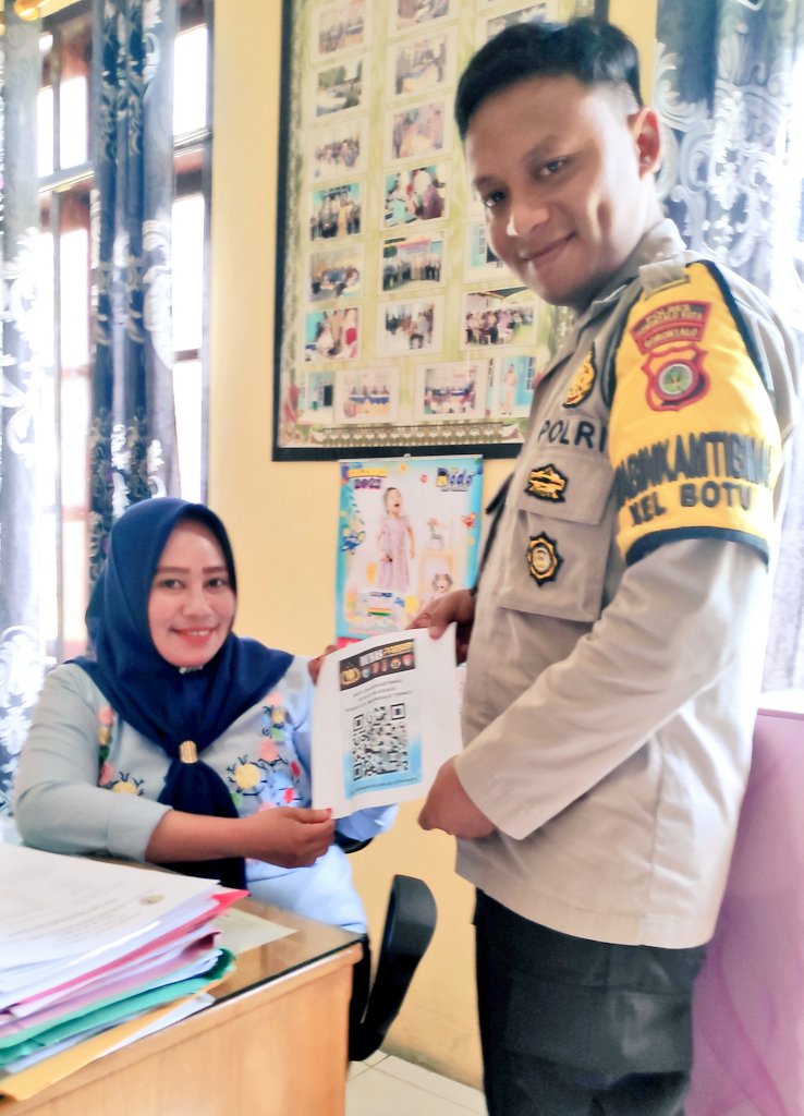 Bhabin_Botu's tweet photo. Sosialisasi DUMAS PRESISI &amp; Layanan CALL CENTER POLRI 110 kepada warga masyarakat.

#KapolrestaGorontaloKota #PolriPresisi #ListyoSigitPrabowo #DivisiHumasPolri #PolisiIndonesia #Bhabinkamtibmas #HumasPolrestaGorontaloKota https://t.co/siek62MU6A