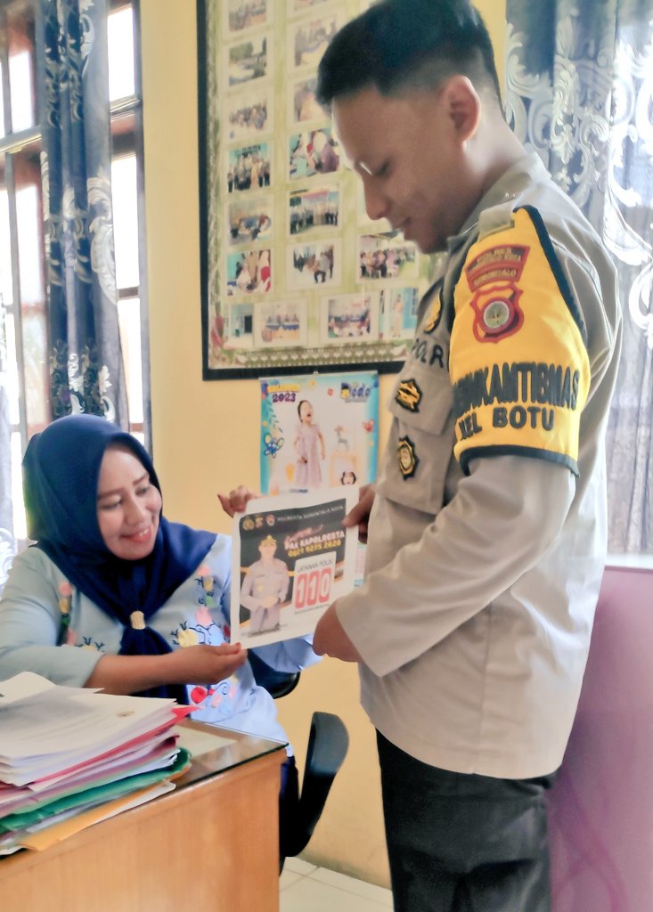 Bhabin_Botu's tweet photo. Sosialisasi DUMAS PRESISI &amp; Layanan CALL CENTER POLRI 110 kepada warga masyarakat.

#KapolrestaGorontaloKota #PolriPresisi #ListyoSigitPrabowo #DivisiHumasPolri #PolisiIndonesia #Bhabinkamtibmas #HumasPolrestaGorontaloKota https://t.co/siek62MU6A