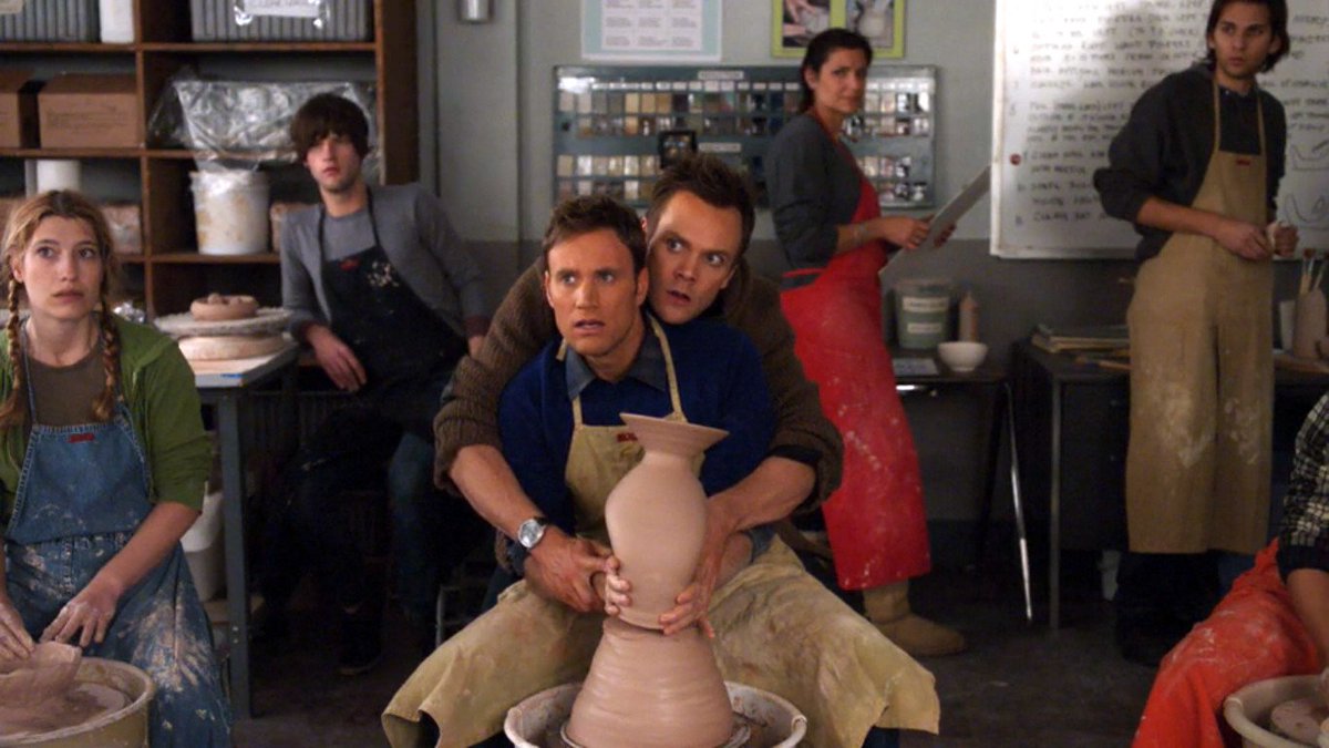 communiess's tweet photo. Today in 2010, Beginner Pottery aired! Written by @hilarywinston and directed by Anthony Russo, Lee Majors has a no Titanic rule, and Tony Hale has a no Ghosting rule. Rich, @CromerGreg, just doesn't want to be spooned again.

#OriginalAiring https://t.co/IjnfJnQL83