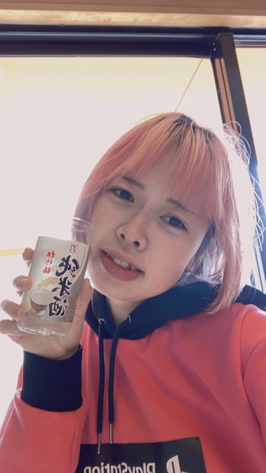 旅先にて不眠症で3ヶ月くらい飲まずにいたお酒を解禁してみました昼間っから飲む久々の酒…うま…うますぎる 