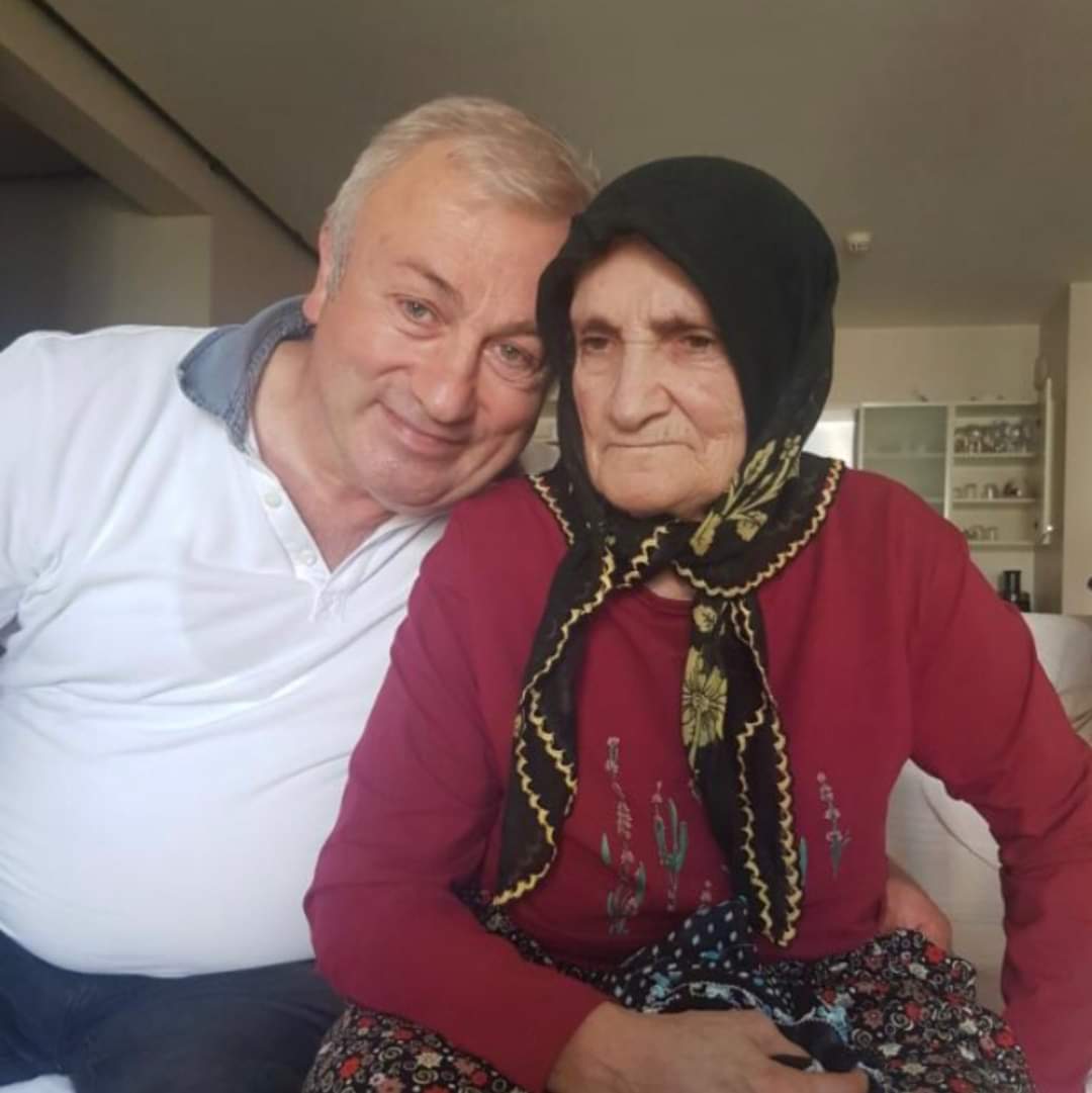 SevgiSeli2002's tweet photo. Ümraniye Trabzonlular Derneği Başkanımiz Sn. Nihat AĞAOĞLU Bey’in kıymetli anneleri hakkın rahmetine kavuşmuştur. Cenazesi bugün saat 11:00 de Trabzon Park Has Bahçede memleketi Trabzon'a gönderilecektir. Değerli başkanımıza ve AĞAOĞLU ailesinin başı sağlığı diliyoruz. https://t.co/qFdb6coq02