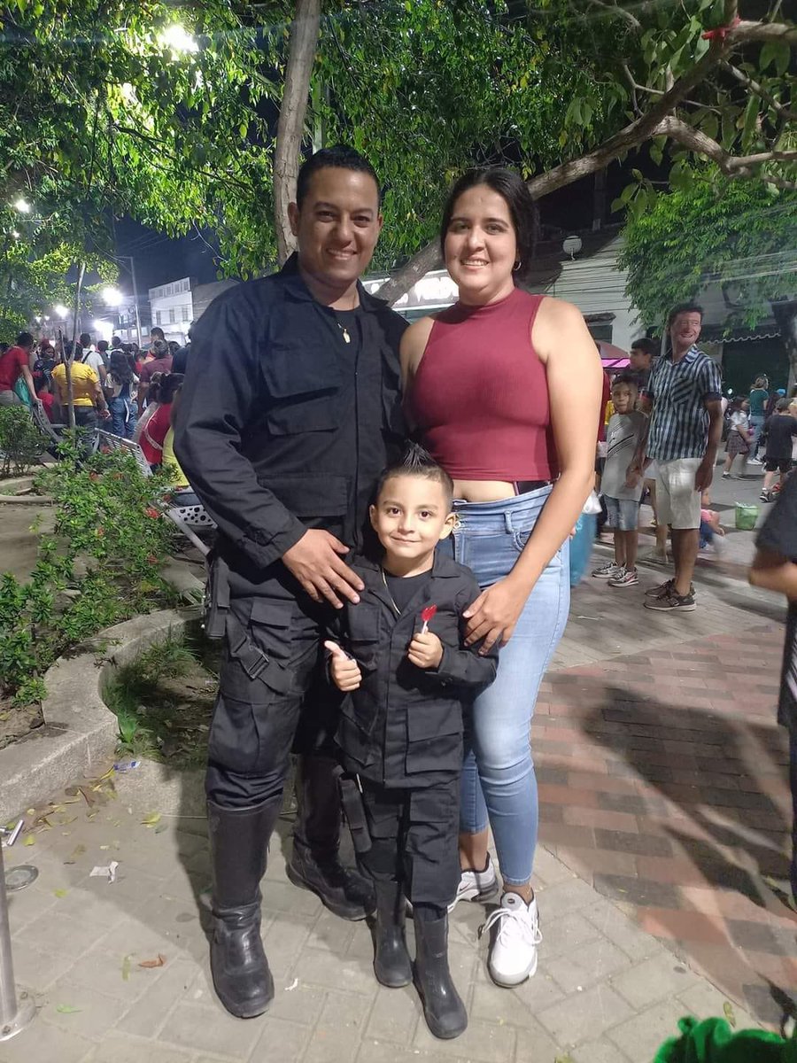 saludhernandezm's tweet photo. El hijo y la esposa de Leandro Andrés Trigos, condenados a vivir sin él. Los criminales, sin embargo, pueden ser gestores de paz o negociadores de cualquier paz total. Dios los ayude a superar su muerte. https://t.co/M1jxE6yRIg