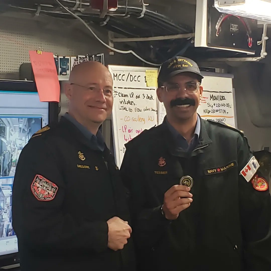 RCNintheUSN's tweet image. General Eyre, thanks for visiting a few of our #CANFLTPAC units today - we hope you enjoyed your first night at sea. Chief Gregoire - we were happy to host you for your last night at sea before you retire. #BZ on an exceptional career and thank-you for your service to Canada.