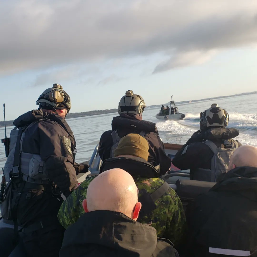 RCNintheUSN's tweet image. General Eyre, thanks for visiting a few of our #CANFLTPAC units today - we hope you enjoyed your first night at sea. Chief Gregoire - we were happy to host you for your last night at sea before you retire. #BZ on an exceptional career and thank-you for your service to Canada.