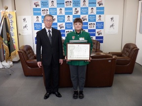 MP_seian's tweet photo. 【都城警察署】
特殊詐欺の被害を未然に防いでくださったセブンーイレブン三股樺山店の方に署長感謝状を贈呈させていただきました。
架空の当選金を受け取るための手数料とだまされて、電子マネーを購入しようとした女性客に気づき、声をかけて被害を防いでくださいました。
＃都城　＃防犯 https://t.co/EcIxGkdggq