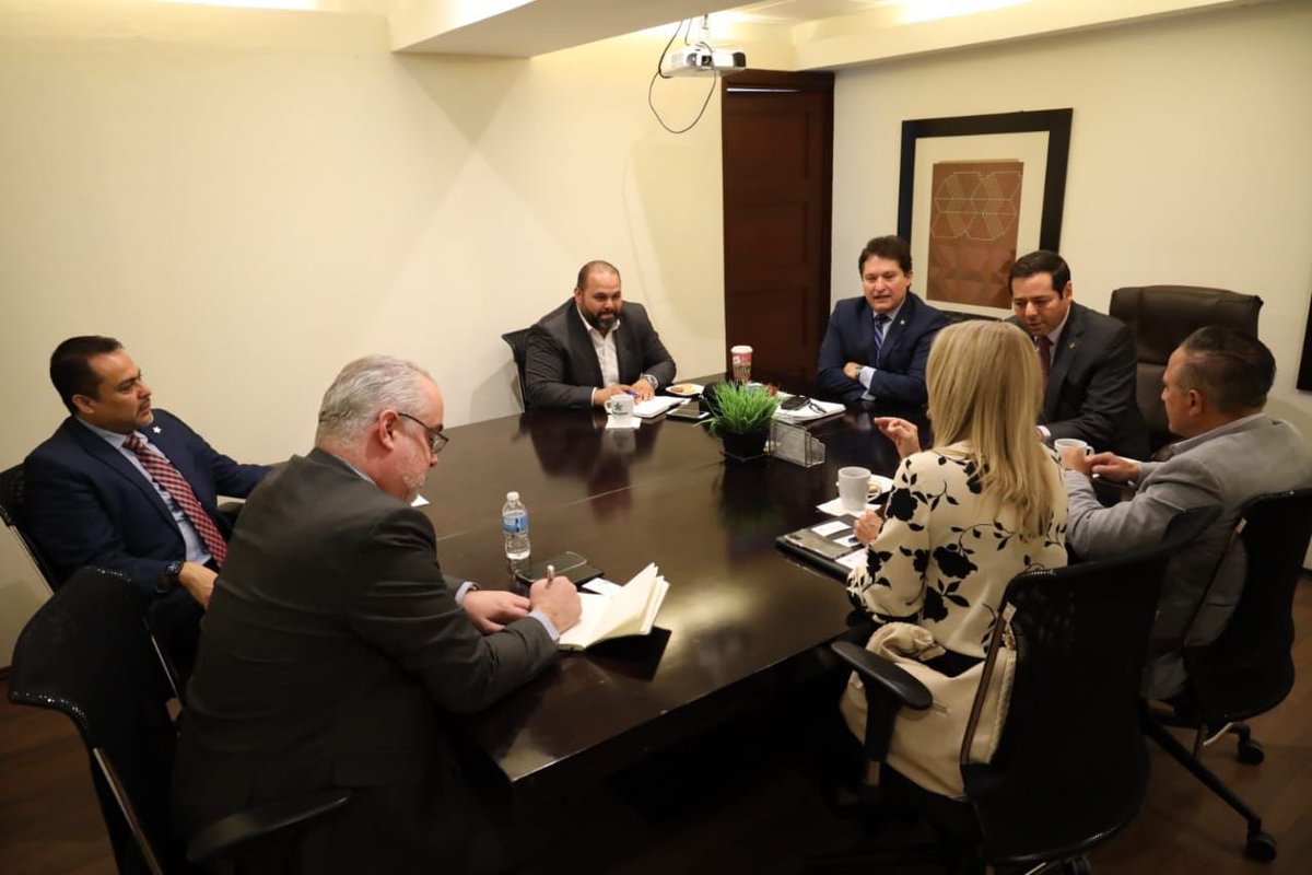 Nuestro presidente, <a href="/abugaberjose/">José Abugaber</a>, junto con el secretario general, <a href="/AMalagonB/">Alejandro Malagon B</a>, y el tesorero de #CONCAMIN, <a href="/EduardoRmzLeal/">Eduardo Ramírez Leal</a>, se reunieron con representantes del <a href="/NayaritGobierno/">Gobierno del Estado de Nayarit</a> y del sector empresarial de esa entidad para hablar sobre el Encuentro de Industriales. Hilo 👇🏼