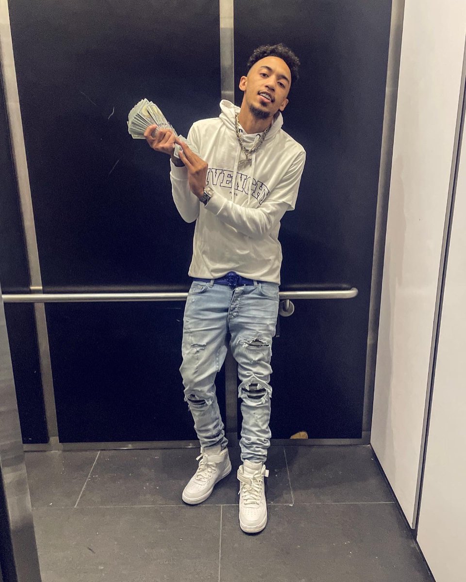 shawneff559's tweet photo. Same pose, different loaf…💸💯 https://t.co/YhO3ZnCMb0