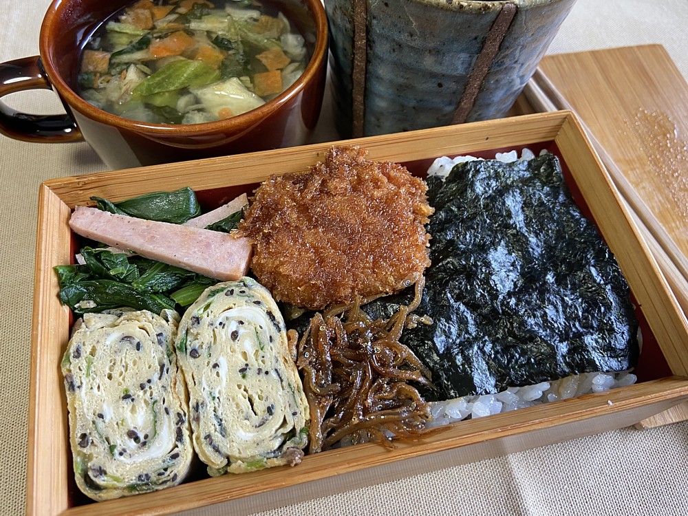 今日の 海苔ご飯、一口ソースカツ、ソーセージ＆ホウレン草炒め、玉子焼き（ヒジキ、ミツバ入り）、イカナゴくぎ煮、野菜の味噌汁、コーヒー。