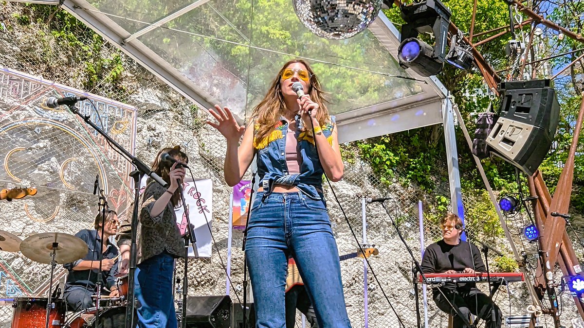 ChangoElectrico's tweet photo. Platinum-awarded singer-songwriter, Katie Toupin, performing at the Women That Rock Day Party Showcase at Cheer Up Charlies during SXSW 2023.
https://t.co/5OjK0787M9

 #katietoupin #womenthatrock #sxsw #sxsw2023 https://t.co/p7bhsajHSs