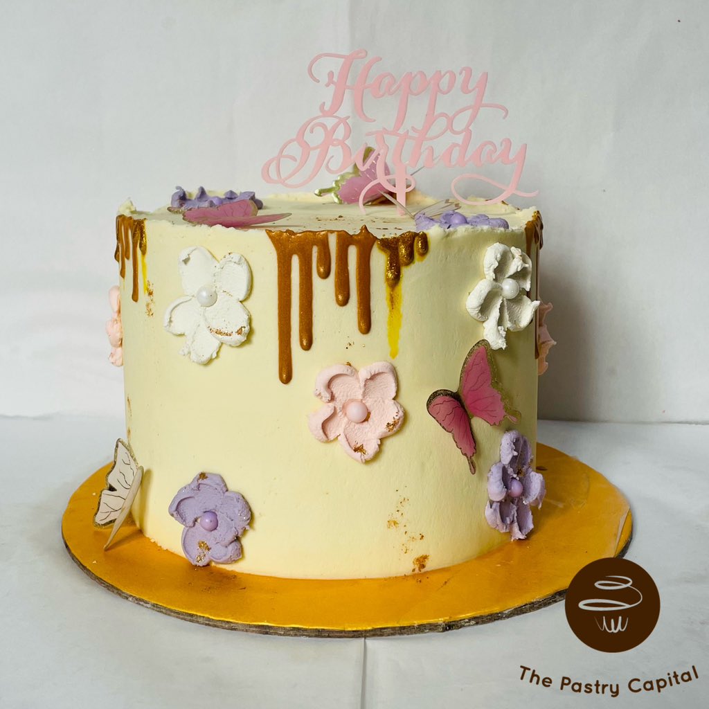 8 inch #golddrip #rustic #buttercream #vanilla &  #lemon flavoured #birthday #celebration #cake 🎂👏🏾🎈🎊🥳

Available on 𝓟𝓡𝓔𝓞𝓡𝓓𝓔𝓡 basis #thepastrycapitalcakes #thepastrycapital #thecakeplugug #kampala

For orders & inquiries, please visit our bio for 📲info