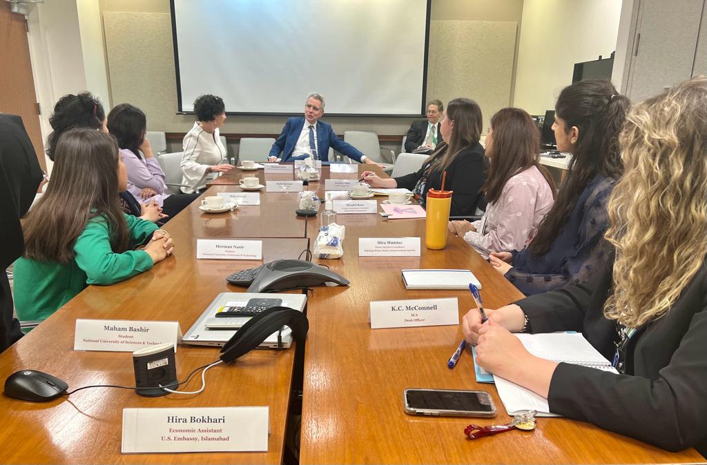 During his visit, @AsstSecENR led the 🇺🇸🇵🇰 Energy Security Dialogue, met w/ high-level officials in Islamabad, announced clean energy initiatives in Lahore, & talked w/ women leaders in energy about #GreenAlliance as a new path to advance sustainability. 

ow.ly/E1Ts50NiNuB