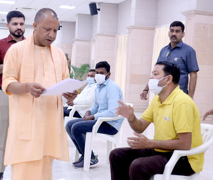 myogioffice's tweet photo. जन-जन की सेवा, सुरक्षा व खुशहाली हेतु प्रतिबद्ध मुख्यमंत्री श्री @myogiadityanath जी महाराज ने आज लखनऊ स्थित अपने सरकारी आवास पर 'जनता दर्शन' में आए लोगों की समस्याएं सुनीं।

महाराज जी ने संबंधित अधिकारियों को जन-समस्याओं के त्वरित निराकरण हेतु निर्देशित किया है। https://t.co/YPjCZGDcnF