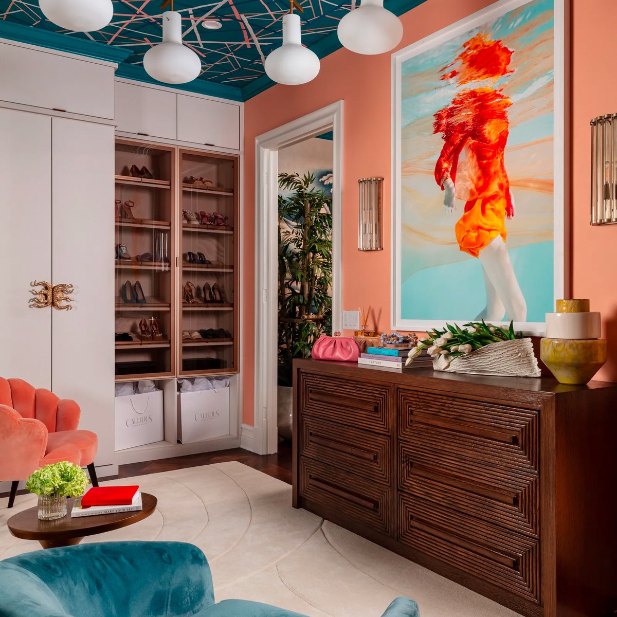 _StudioDesigner's tweet image. Studio Designer client Katherine Shenaman designed the primary suite morning bar and dressing room for the Kips Bay Decorator Show House Palm Beach 2023. linktr.ee/_studiodesigner