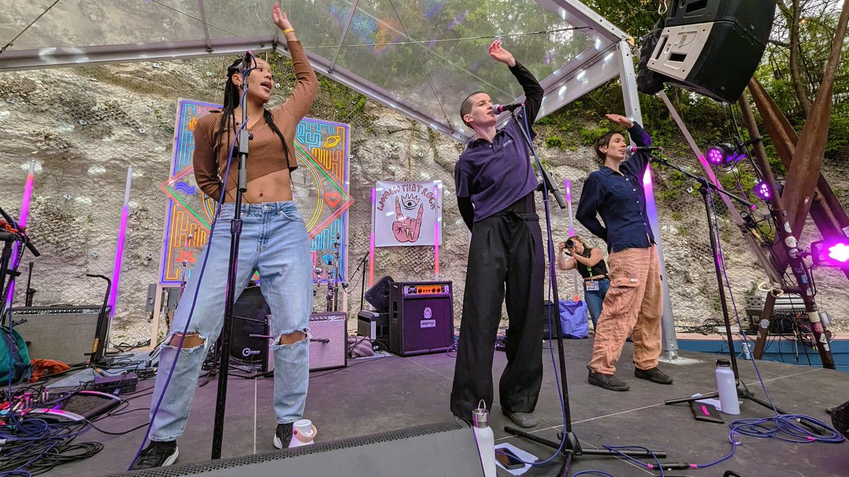 ChangoElectrico's tweet photo. Brooklyn-based left-of-center pop musician and producer, Barrie Lindsay, performing at the Women That Rock Day Party Showcase at Cheer Up Charlies during SXSW 2023.
https://t.co/Jw55AuGryh

 #barrie #womenthatrock #sxsw #sxsw2023 https://t.co/JaxDAkBeAZ