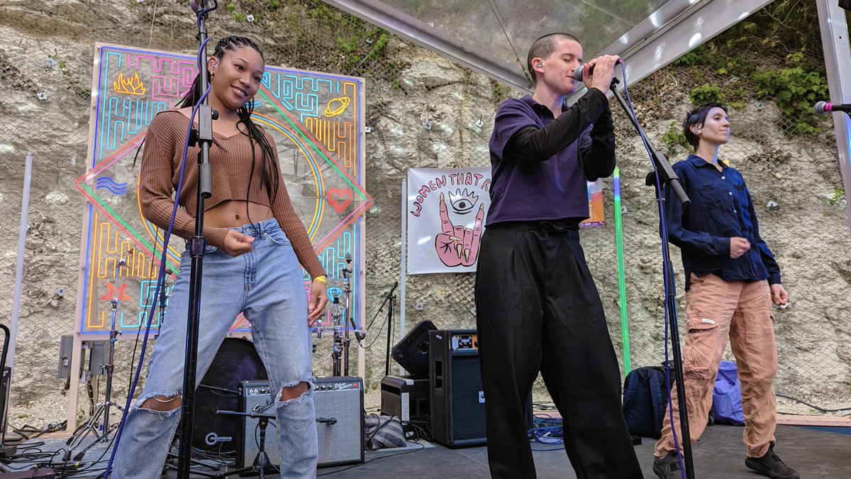 ChangoElectrico's tweet photo. Brooklyn-based left-of-center pop musician and producer, Barrie Lindsay, performing at the Women That Rock Day Party Showcase at Cheer Up Charlies during SXSW 2023.
https://t.co/Jw55AuGryh

 #barrie #womenthatrock #sxsw #sxsw2023 https://t.co/JaxDAkBeAZ