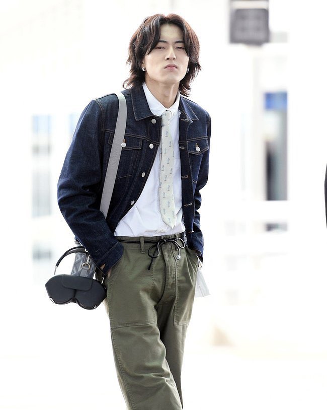 dailyharuto_'s tweet photo. THE AURA HE EXUDES?!?? https://t.co/B5biPa4hW3