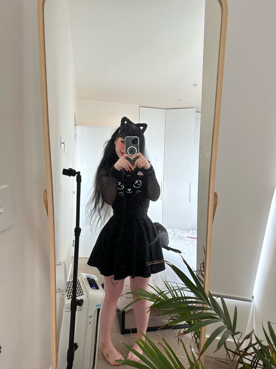 laararosee's tweet photo. what’s ur opinion on my outfit ? https://t.co/m14HWYj0os