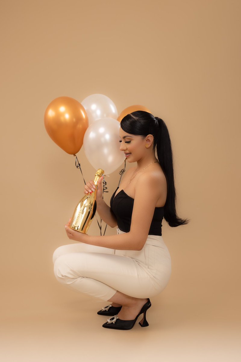 __vg13's tweet photo. birthday photoshoot 🥂 https://t.co/tAp1Sij4Pl