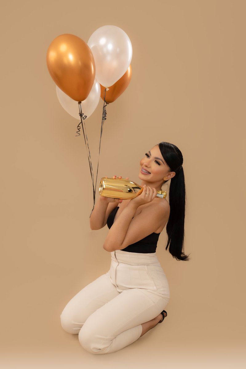 __vg13's tweet photo. birthday photoshoot 🥂 https://t.co/tAp1Sij4Pl