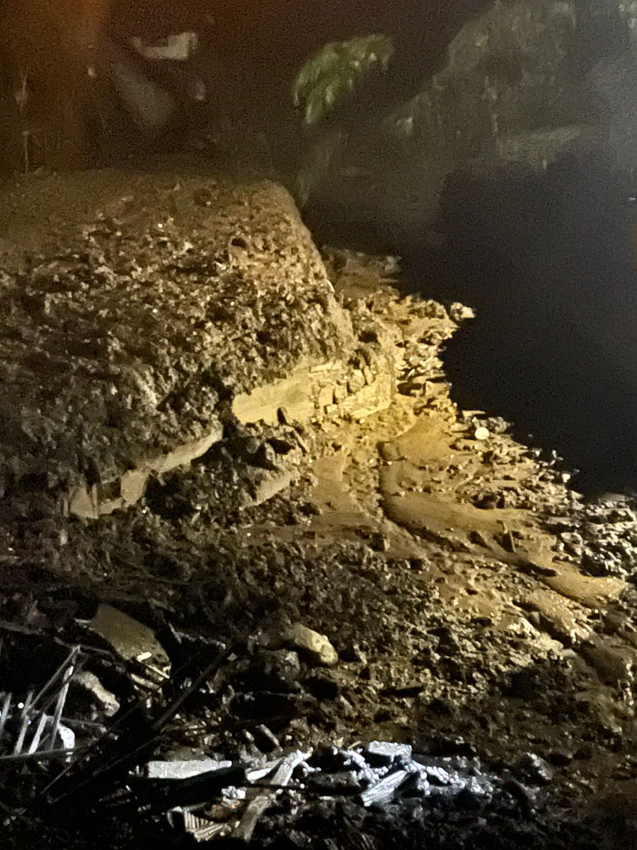 Las primeras imágenes del huayco que lamentablemente a estas horas de la noche en el distrito de #Canchaque, provincia de #Huancabamba en #Piura arrasó con casas a su paso. Hay personas en medio de este desastre, se desconoce su estado de salud. Población clama ayuda. #SOS #Perú